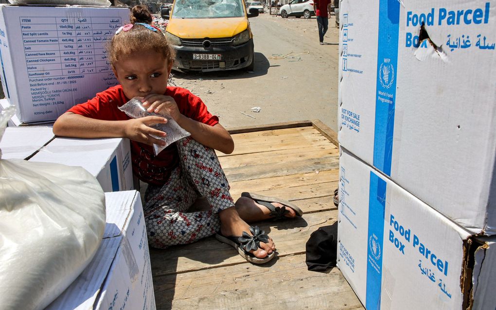 Een Palestijns meisje houdt een zakje met water vast. beeld AFP, Omar Al-Qattaa 