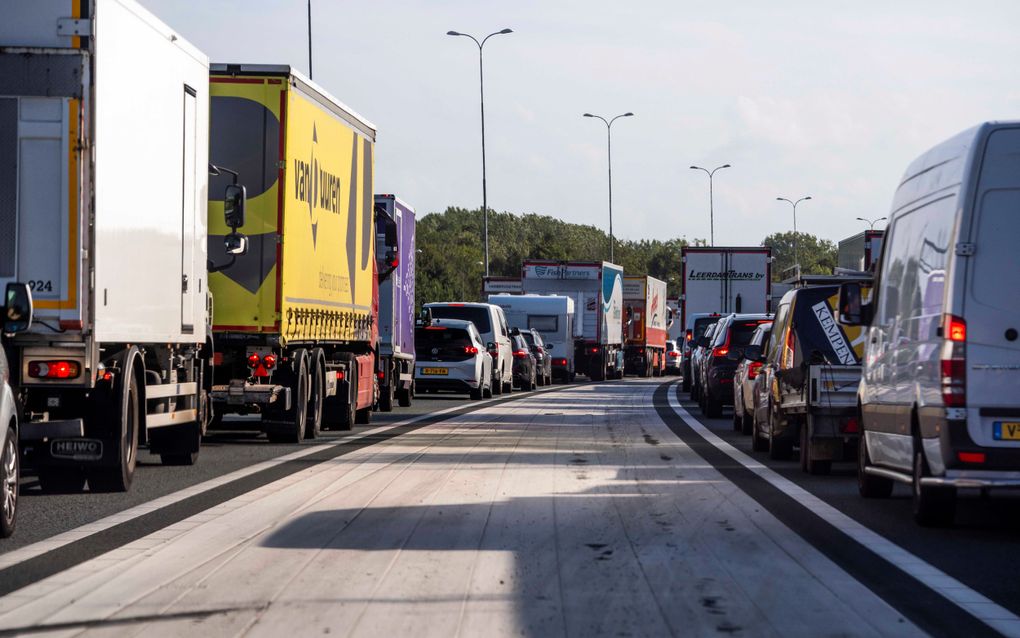 Drukte op de snelwegen rond Utrecht tijdens werkzaamheden van Rijkswaterstaat aan de A2. De snelweg richting Den Bosch is opnieuw dicht tussen knooppunt Oudenrijn en knooppunt Everdingen voor werkzaamheden. Rijkswaterstaat legt onder meer stiller asfalt aan op de weg. beeld  ANP, Jeroen Jumelet