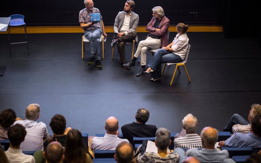 Jan Boersema, Paul Schenderling, Govert Buijs en debatleider Marianne Thieme (v.l.n.r.) tijdens het debat ”Grenzen aan de groei” donderdagavond op de VU. beeld Eran Oppenheimer