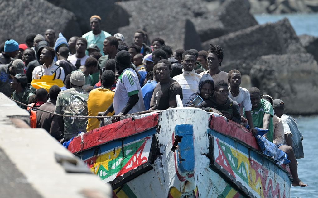 Afrikaanse bootmigranten arriveren in een gekleurde cayuco in de haven van La Restinga op de zuidpunt van El Hierro. beeld EPA, Gelmert Finol