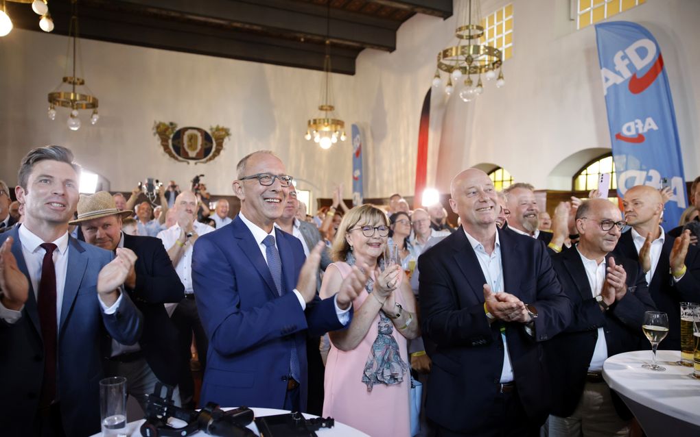 AfD-aanhangers in Dresden reageren op de bekendmaking van de eerste resultaten van de deelstaatverkiezingen in Saksen. beeld EPA, Axel Schmidt 