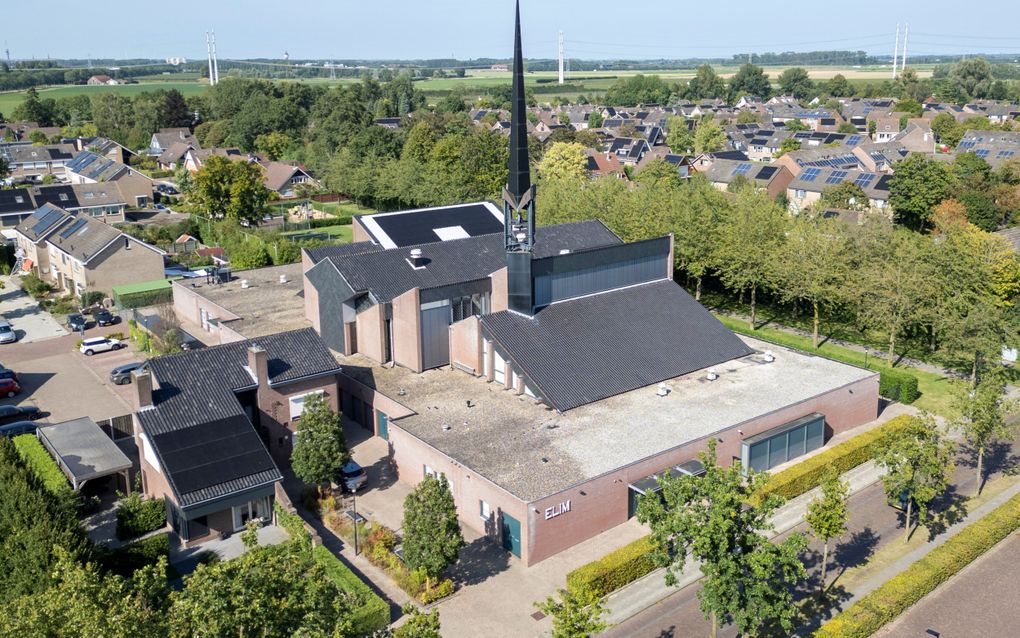 De torenspits is al van ver te zien. Links van de Elimkerk de pastorie. beeld Dirk-Jan Gjeltema