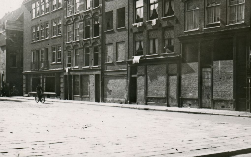 Leeggeroofde huizen van Joden aan het Waterlooplein, augustus 1944. beeld Stadsarchief Amsterdam