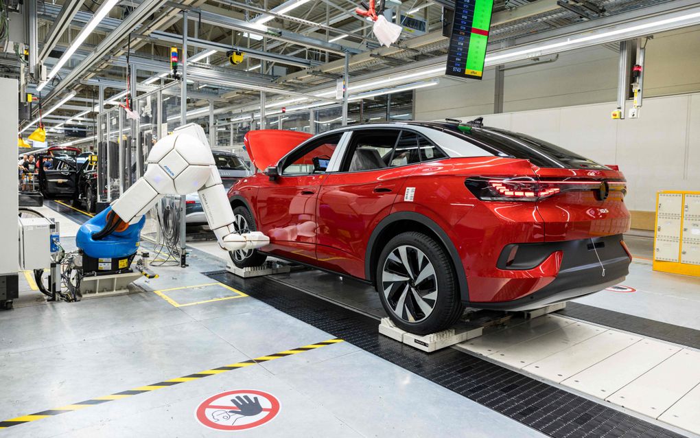 Batterijen van elektrische auto’s zijn nu vaak nog op zo’n manier in het frame verwerkt, dat vervanging of reparatie niet mogelijk is. Dat belemmert hergebruik. Foto: productie van Audi’s in de fabriek van Volkswagen in het Oost-Duitse Zwickau. beeld AFP, Jens Schlueter