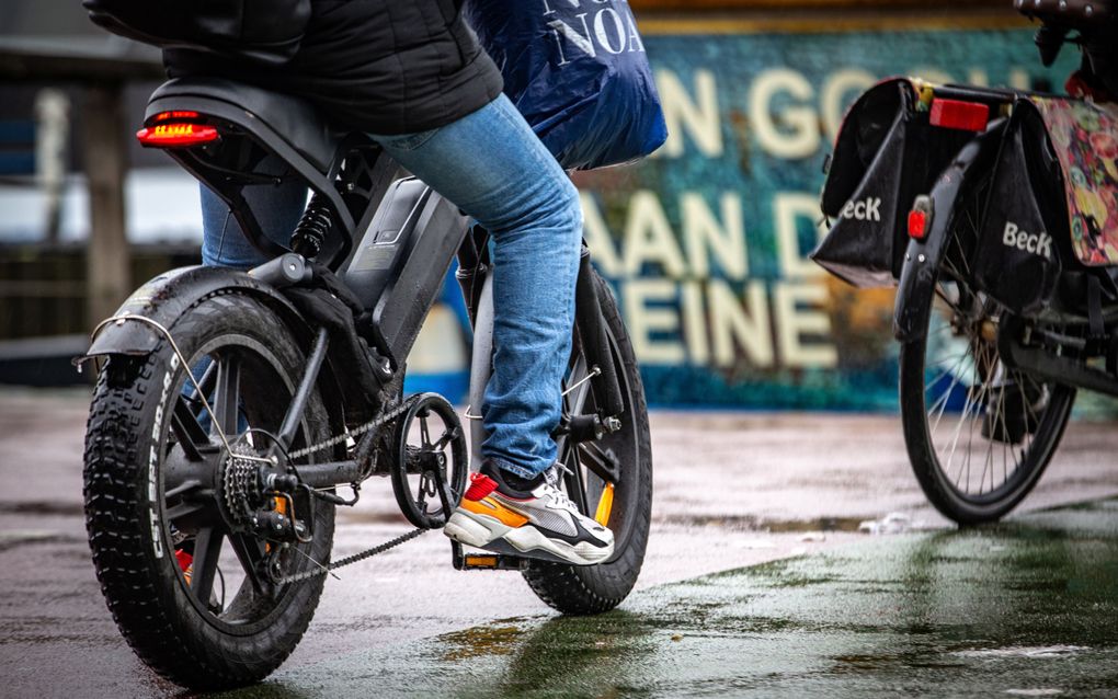 Een fatbike in de binnenstad van Amsterdam. De elektrische fietsen zijn vaak opgevoerd en te vergelijken met brommers. De hoofdstad vroeg vorig jaar al om maatregelen. Een Amsterdamse chirurg pleit voor een helmplicht. beeld ANP, Kjell Hoexum