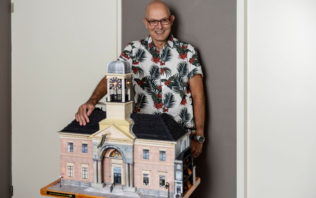 Hendrik Jan Bruijnes met het door hem gemaakte model van het oude stadhuis van Harderwijk. beeld André Dorst