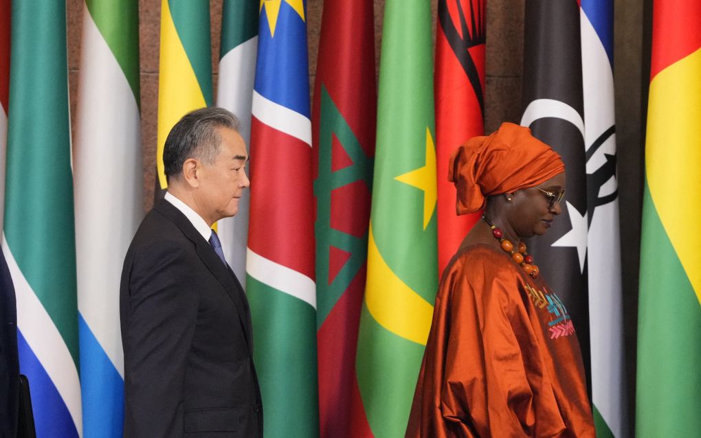 De Chinese minister van Buitenlandse Zaken Wang Yi en de Senegalese minister van Buitenlandse Zaken Yassine Fall tijdens de ministeriële conferentie voorafgaand aan de China-Afrikatop in Peking. beeld AFP, Ken Ishii 