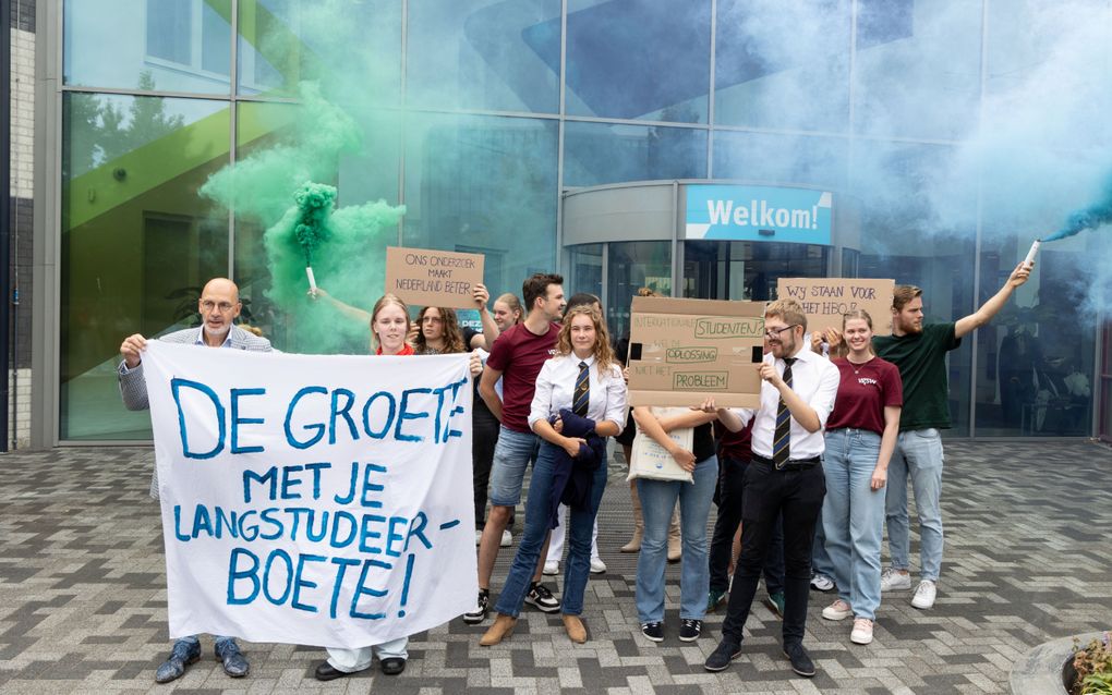 De Christelijke Hogeschool Ede kwam dinsdag in het geweer tegen de aangekondigde bezuinigingen in het hoger onderwijs. Links CHE-bestuurder Hol. beeld RD, Anton Dommerholt