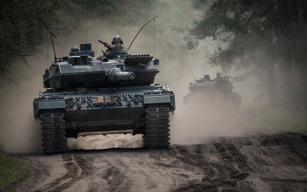 Een 60 ton zware Leopard 2A6-gevechtstanks rost over een oefenterrein in Duitsland. Nederland schaft waarschijnlijk zo’n vijftig Leopard 2A8-tanks aan. beeld Defensie