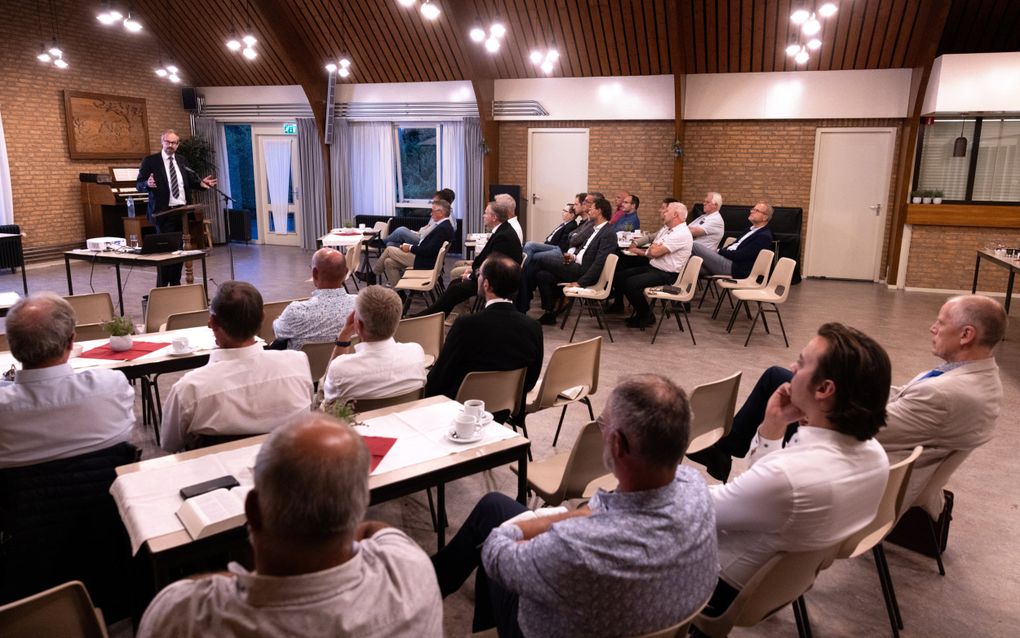 In Nieuwe-Tonge werd dinsdagavond een ambtsdragersontmoeting van de Gereformeerde Bond gehouden. Inleider was ds. J.C. Breugem (l.). beeld Dirk Hol