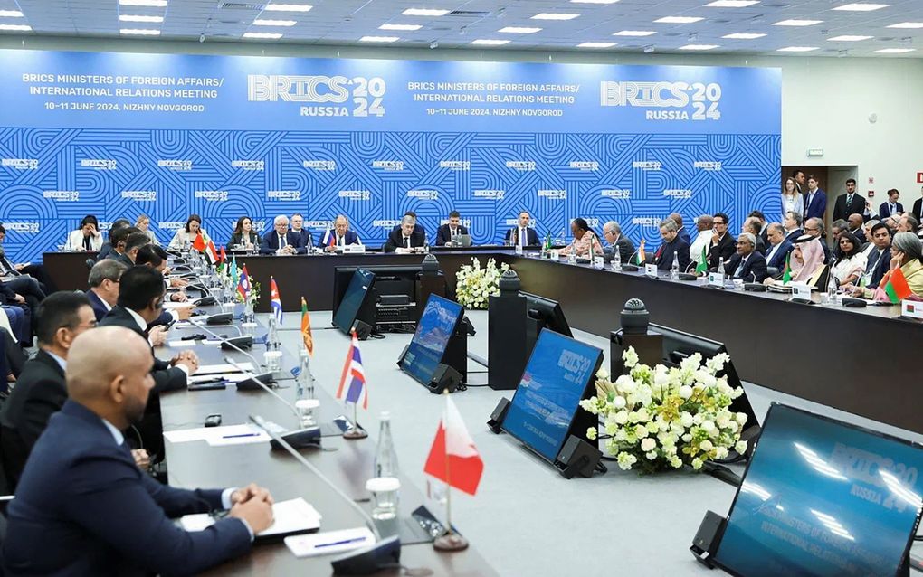 De ministers van Buitenlandse Zaken van de BRICS-landen komen in juni samen in de Russische stad Nizhny Novgorod. Aan het hoofd van de tafel zit de buitenlandminister van Rusland, Sergej Lavrov. beeld Russian Foreign Ministry Press Service