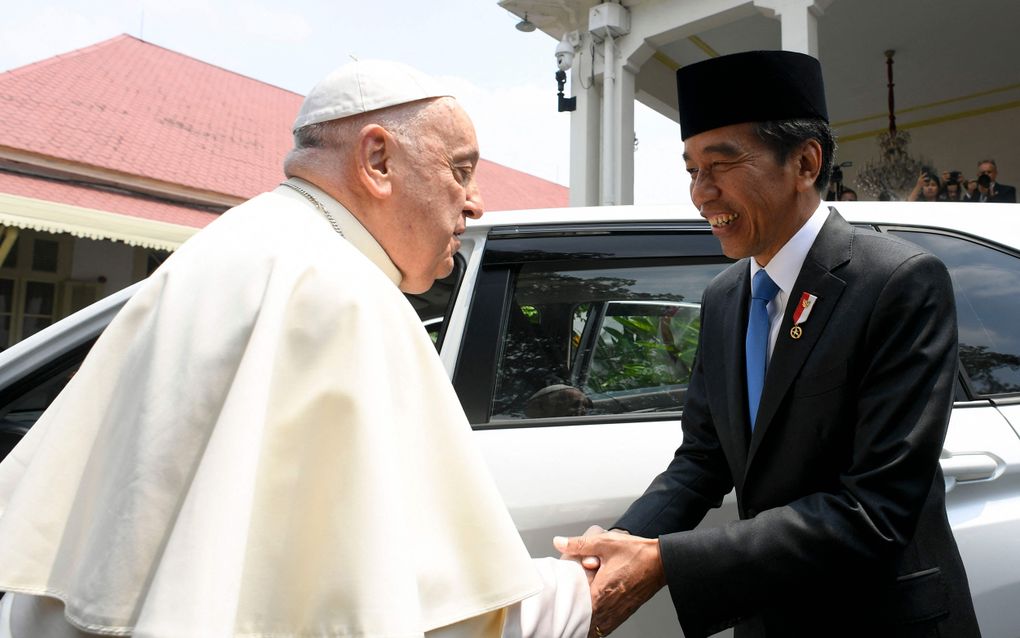 De Indonesische president Joko Widodo begroet paus Franciscus. beeld AFP