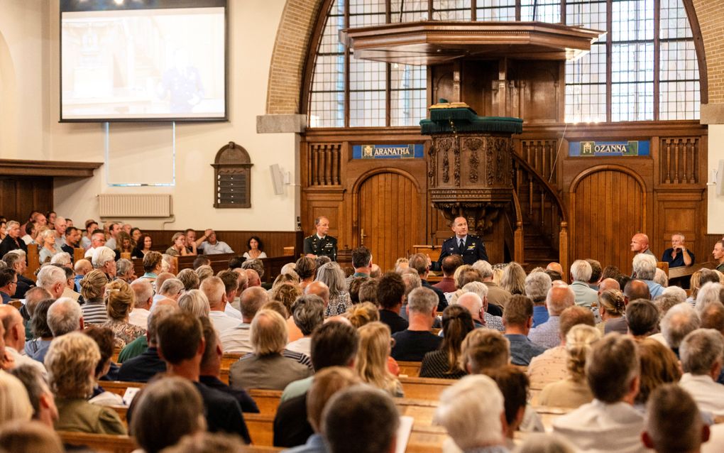 Dorpelingen uit Heerde en Wapenveld toonden zich woensdagavond in een overvolle Johanneskerk in Heerde bezorgd over uitbreidingsplannen van defensie. beeld André Dorst