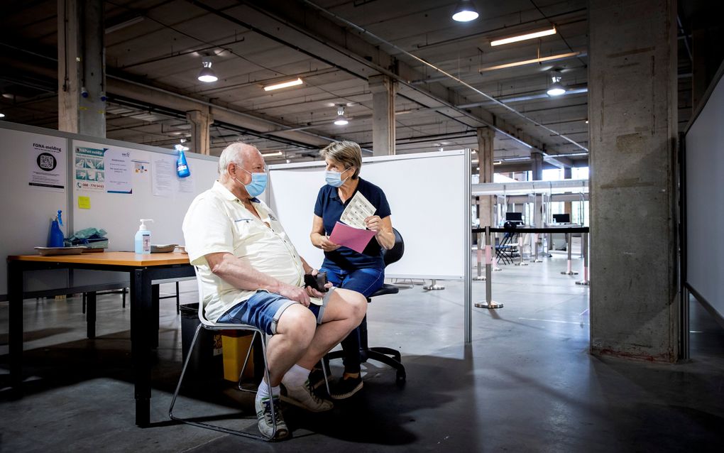 Een man haalt een boostervaccinatie in Nieuwegein. beeld ANP, Koen van Weel