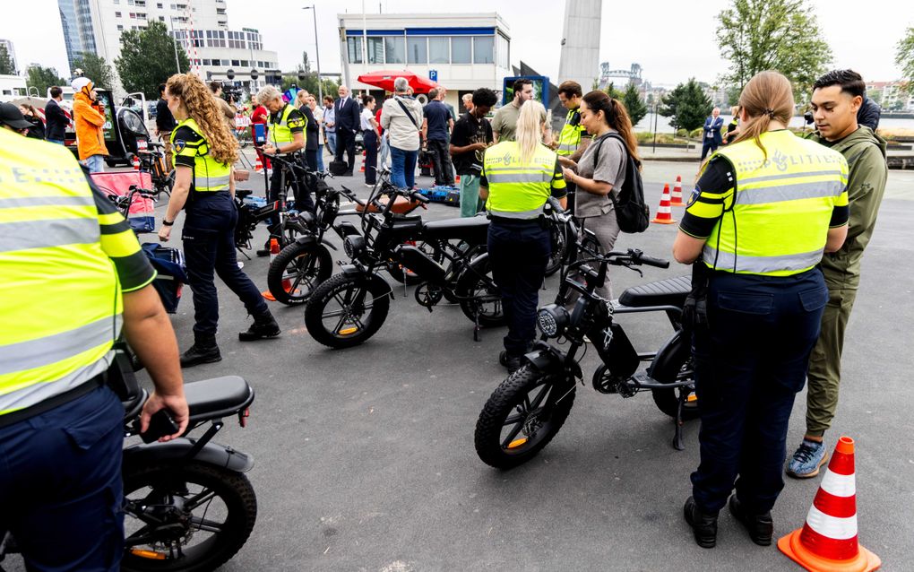 Controle van fatbikes. beeld ANP, JEFFREY GROENEWEG