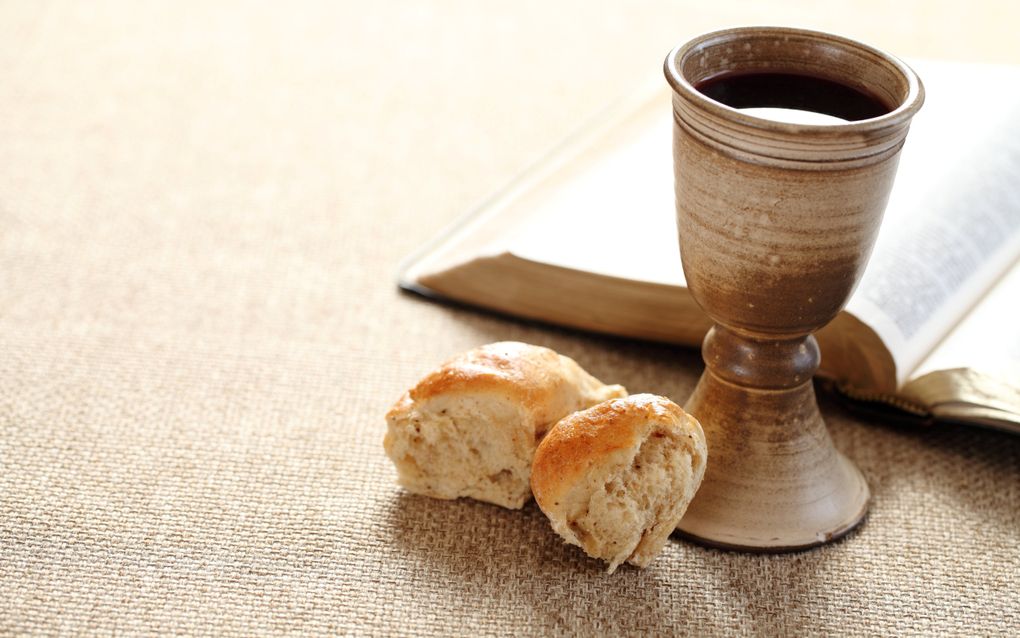 De tekenen en zegelen van het heilig avondmaal: brood en wijn.  beeld GettyImages