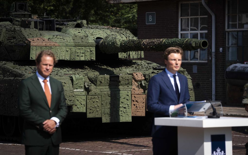 Defensieminister Ruben Brekelmans (r.) en staatssecretaris Gijs Tuinman tijdens de presentatie van de Defensienota 2024 op de Bernhardkazerne. beeld. ANP, Jeroen Jumelet 