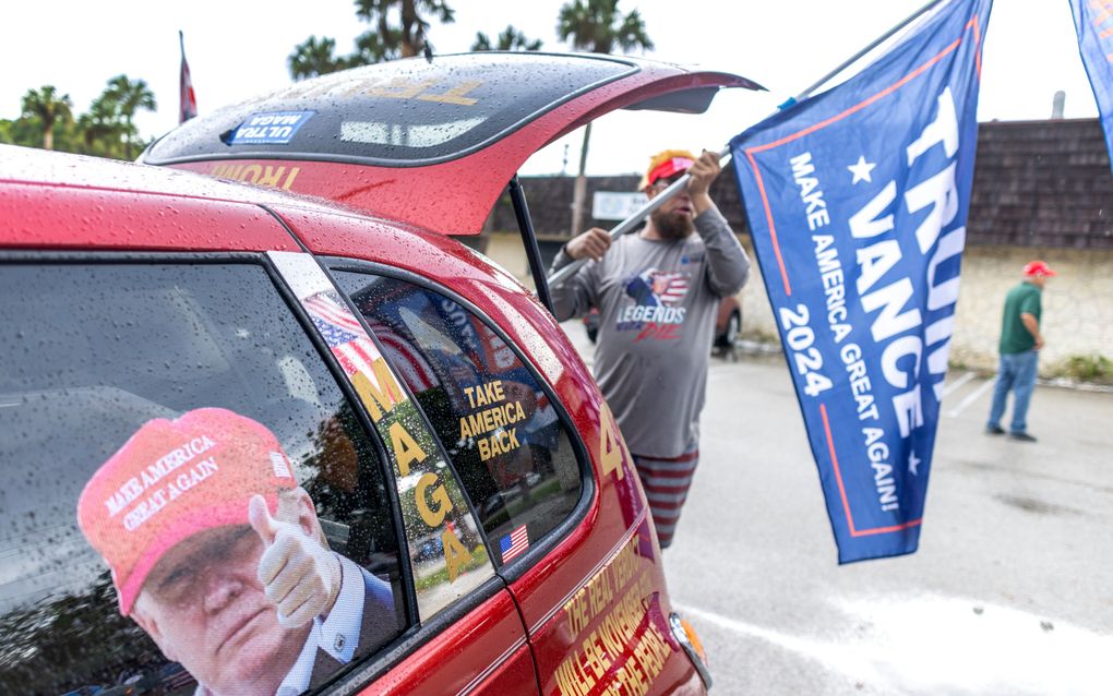 Aanhangers van Donald Trump protesteren in Boynton Beach, Florida, tegen de campagne van de Democratische presidentskandidaat Kamala Harris voor meer vrijheid op het gebied van abortus en vruchtbaarheidsbehandeling. beeld EPA, Cristobal Herrera-Ulashkevich