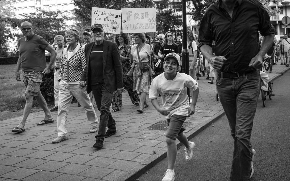 Begin augustus lopen sympathisanten van Mikael (met pet) mee in een solidariteitsmars in Amsterdam. beeld ANP, Dingena Mol