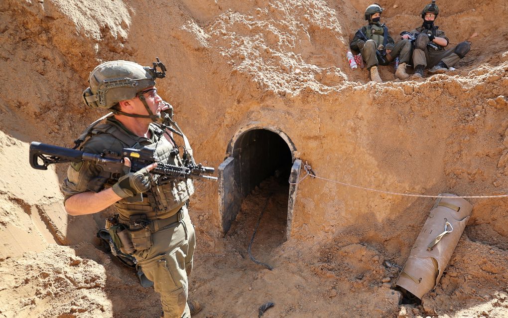 Israëlische militairen bij de ingang van een tunnel onder Gaza-stad. beeld AFP, Jack Guez