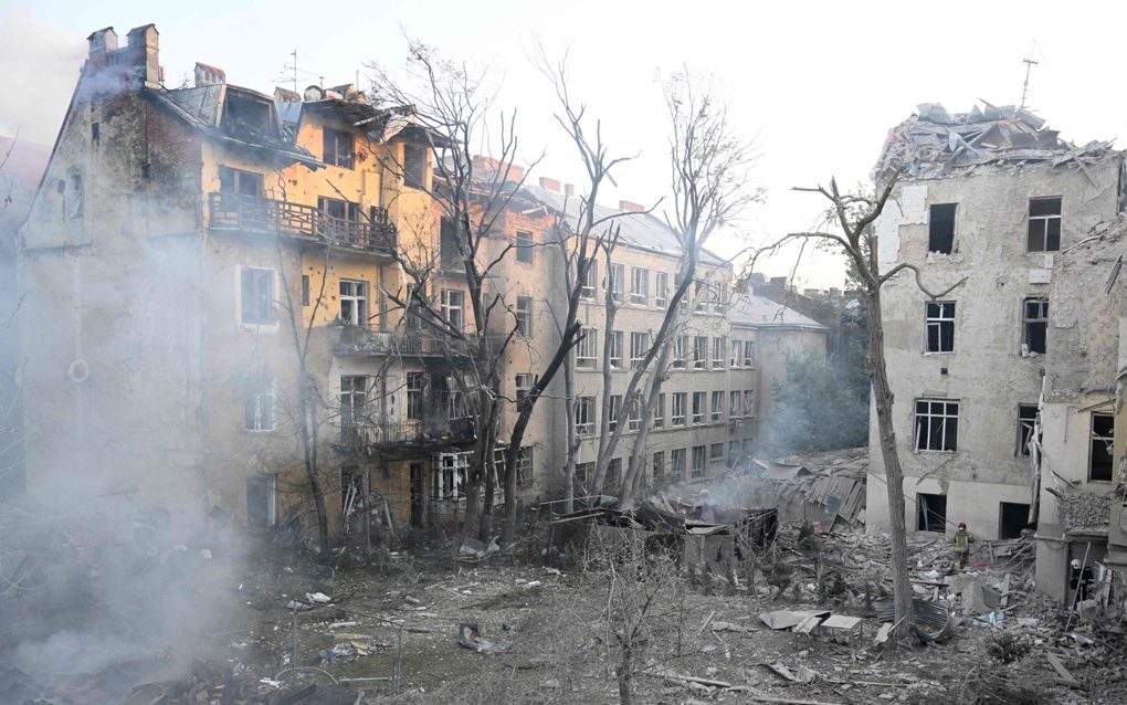 Verwoeste gebouwen in de Oekraïense stad Lviv. Met een Russische luchtaanval zijn zeven personen om het leven gekomen. Met behulp van door ASML geproduceerde chips kunnen Russische raketten soms wel honderden kilometers door het luchtruim vliegen tot ze in West-Oekraïne doel treffen. beeld AFP, Yuriy Dyachyshyn