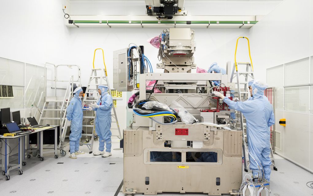 Werknemers in de stofvrije ruimte, de zogenaamde cleanroom bij chipmachinefabrikant ASML in Veldhoven. beeld ANP, Lex van Lieshout 