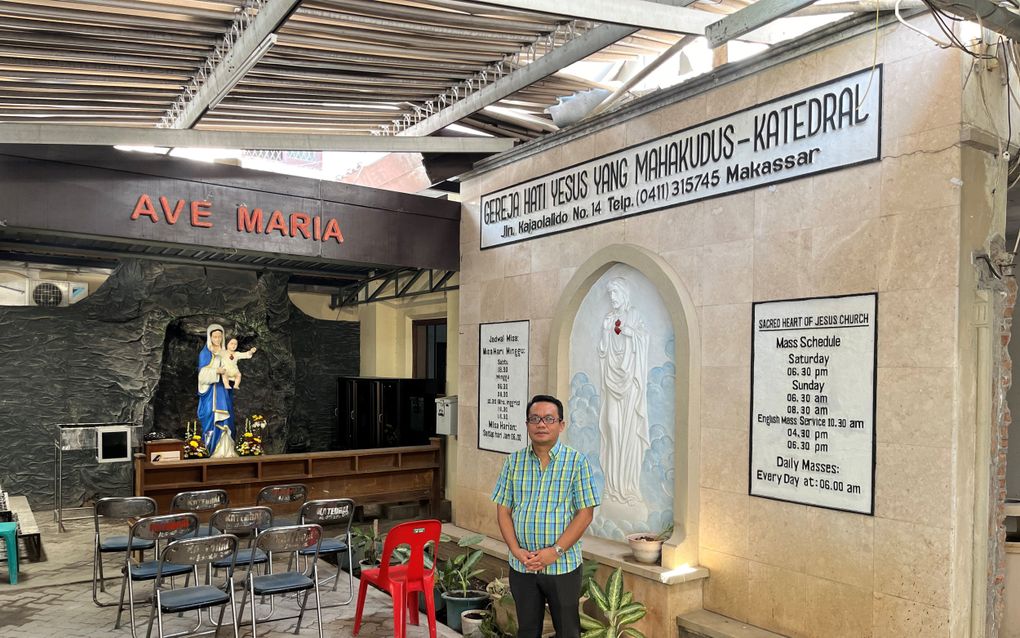 Pastoor Yulius Malili van de Kathedraal van het Heilig Hart van Jezus in Makassar. De rooms-katholieke kerk kreeg in 2021 te maken met een zelfmoordaanslag. beeld RD