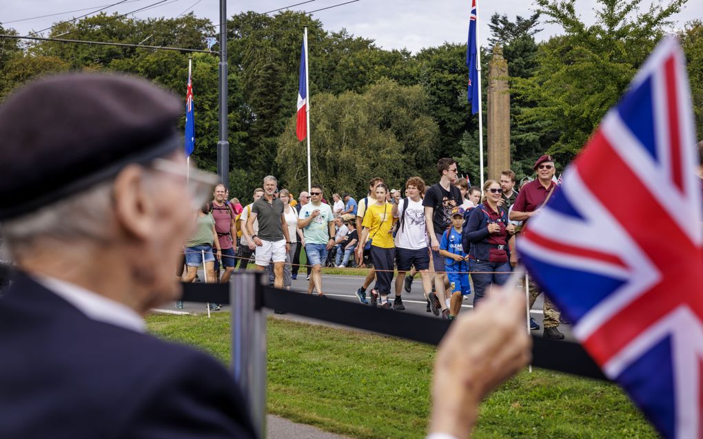 Veteranen tijdens het defilé van de Airborne Wandeltocht in Oosterbeek. beeld ANP, Marcel Krijgsman . 