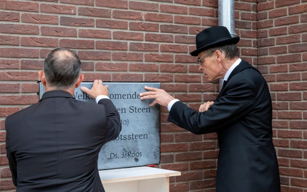 Ds. J. Roos (r.) heeft zaterdag samen met ouderling G. Romijn een gedenksteen geplaatst in het nieuwe kerkgebouw van de gereformeerde gemeente in Nederland (ggiN) in Kootwijkerbroek. Het kerkgebouw krijgt de naam De Rotssteen. Naar aanleiding van deze naam sprak ds. Roos, predikant van de ggiN te Barneveld, over 1 Petrus 2 vers 4a: „Tot Welken komende, als tot een levenden Steen.” In de nieuwe kerk, die voorjaar 2025 klaar moet zijn, is plaats voor zo’n 1100 kerkgangers. beeld Ruben Schipper Fotografie