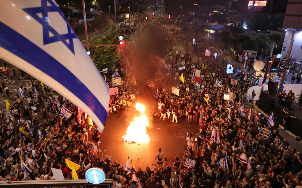 Demonstranten zaterdagavond bij het ministerie van Defensie in Tel Aviv. Ze willen dat de regering snel actie onderneemt om de gegijzelde Israëliërs vrij te laten. beeld AFP, Jack GUEZ