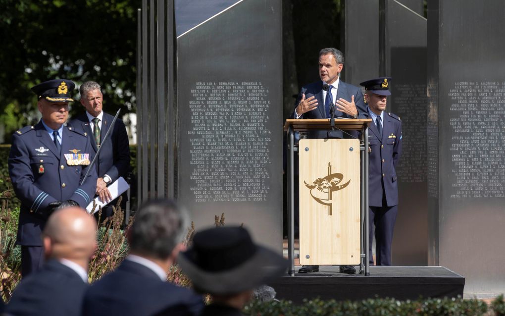 Minister Veldkamp sprak zaterdagmiddag tijdens de jaarlijkse herdenking bij het Nationaal Indiëmonument 1945-1962 in Roermond. Op de achtergrond de zuilen waarop de namen van de omgekomen militairen staan. Er zij nu 226 namen aan toegevoegd. beeld Jeroen Kuit