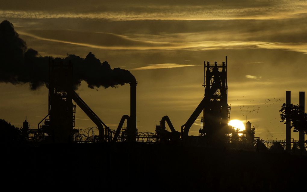 De zon rijst op achter een industrieel complex in Noordoost-Engeland. Volgens oud-ECB-directeur Mario Draghi gaat de Europese industrie teloor –vanwege moordende concurrentie door bedrijven elders uit de wereld– als er geen actie wordt ondernomen. beeld AFP, Lindsey Parnaby