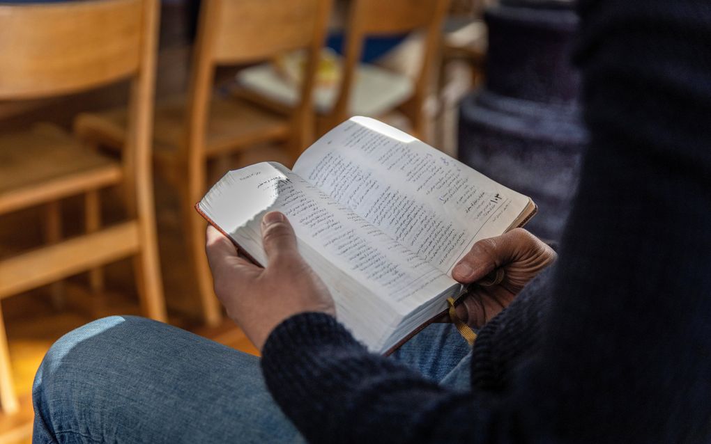 Een Iraanse man leest uit een Bijbel. Niet alle bekeringsverhalen zijn echt. beeld Henk Visscher