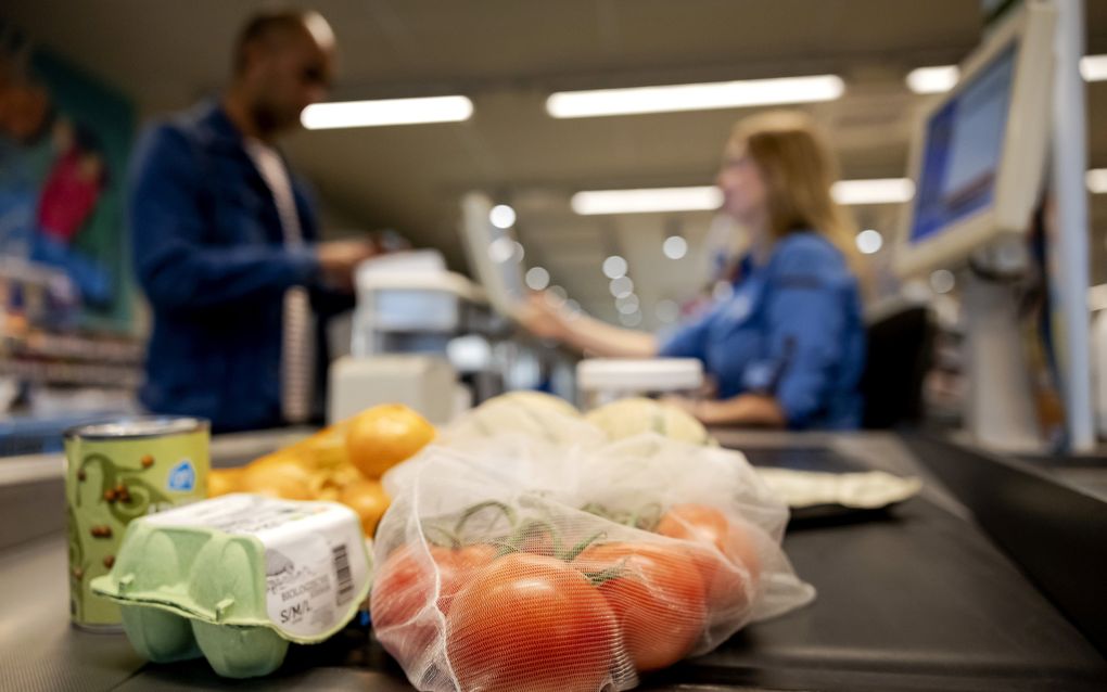 Producten op de band bij een kassa in een supermarkt. In augustus stegen de prijzen van levensmiddelen met 5,6 procent. beeld ANP, Robin van Lonkhuijsen