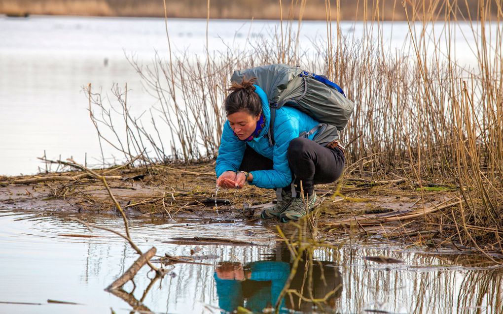 Ecoloog Li An Phoa in de Biesbosch in 2018. Tijdens die wandeling langs het hele stroomgebied van de Maas vroeg ze aandacht voor drinkbare  rivieren. beeld Henk Ganzenboom