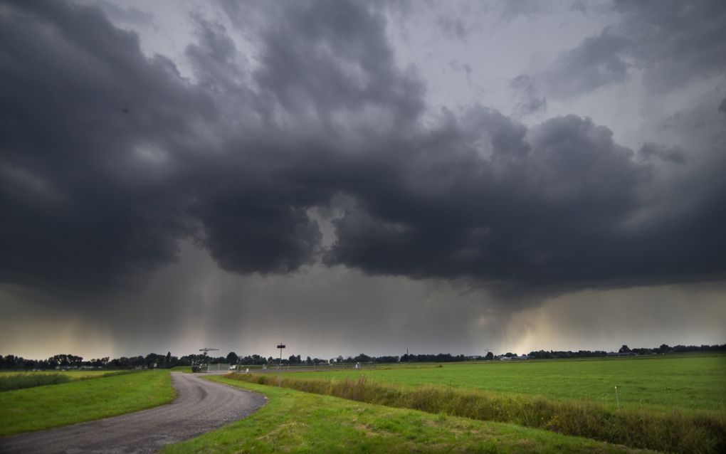 Een onweersbui die gepaard gaat met donkere wolken verduistert de lucht in de omgeving van Genemuiden. beeld ANP, Ginopress