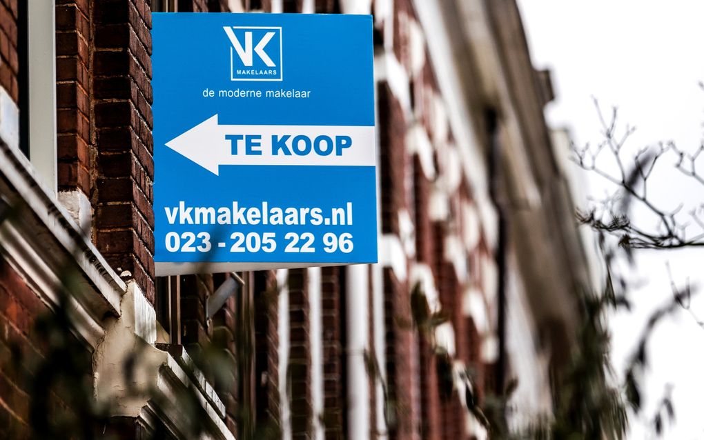 HAARLEM - Een te koop-bord bij een woning in Haarlem. De huizenprijzen gaan niet alleen volgend jaar, maar waarschijnlijk ook het jaar daarna duidelijk omlaag. De Nederlandsche Bank (DNB) verwacht in een nieuw rapport dat woningen in twee jaar meer dan 6 procent minder waard zullen worden, ondanks dat het leven over de gehele linie wel duurder wordt ANP REMKO DE WAAL
