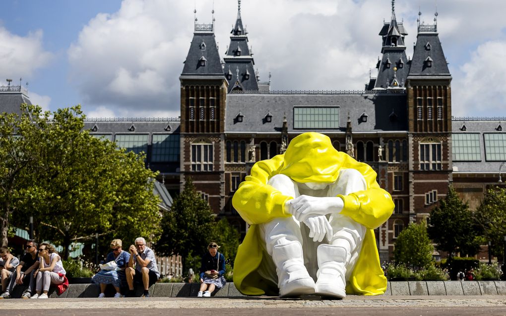 Het kunstwerk Stille Strijd, hier op het Museumplein, staat symbool voor de innerlijke strijd die veel jongeren met depressies voeren. beeld ANP, Remko de Waal