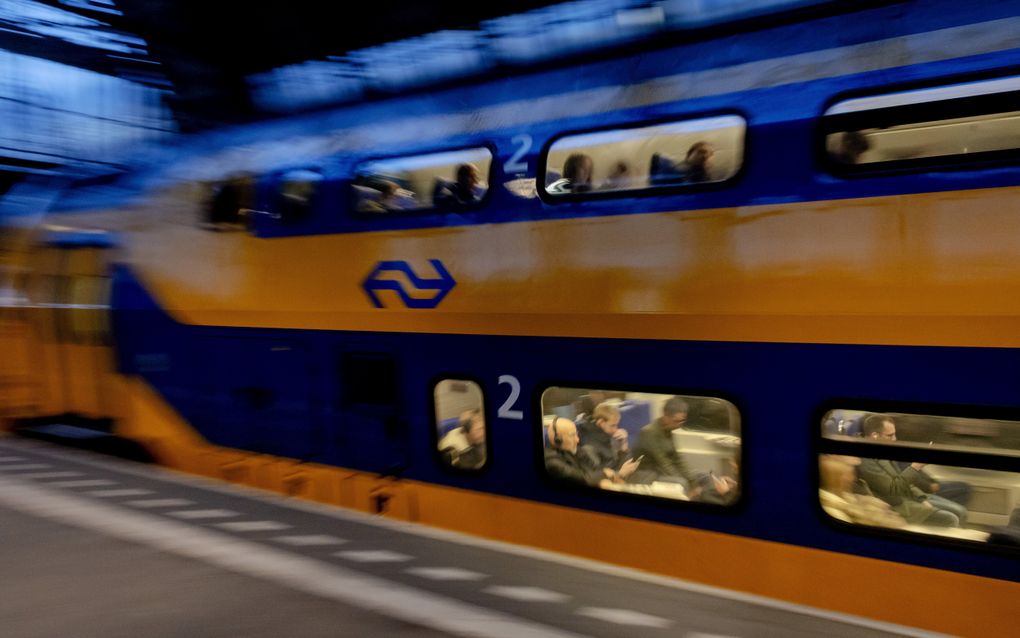 „Een vroege trein vanuit Groningen naar de Randstad is voor een deel van de reizigers zinloos als de regionale vervoerder daar niet op aansluit.” beeld ANP, Robin van Lonkhuijsen