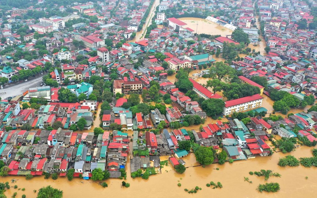 De stad Yen Bai is overstroomd als gevolg van de tyfoon. beeld EPA, Vietnam News Agency