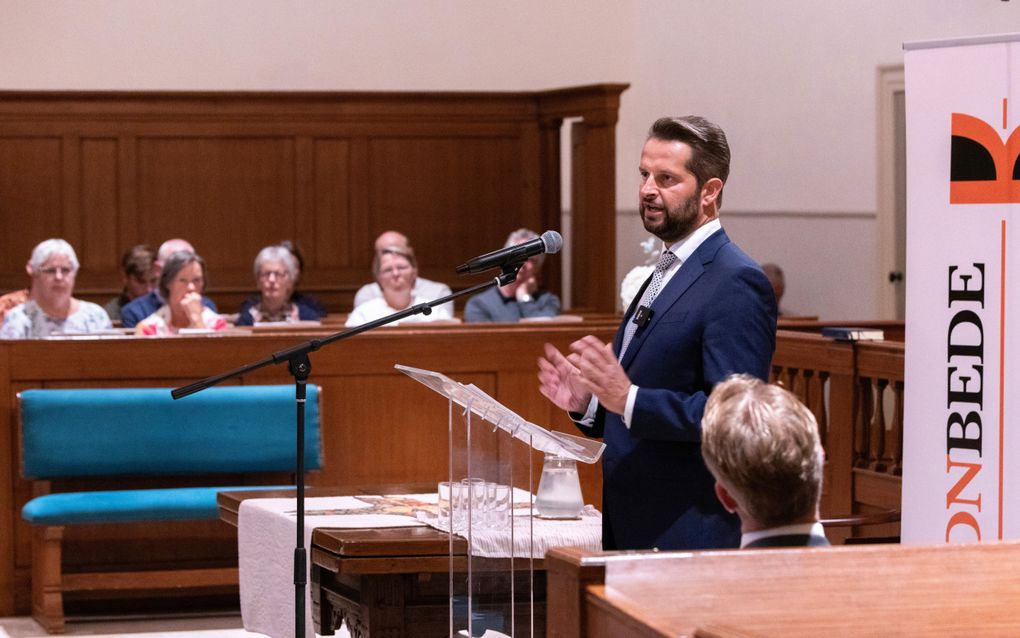 Tijdens de Kroonbede in de Waalse Kerk in Den Haag, een week voor Prinsjesdag, werd onder meer gebeden om wijsheid en zegen voor de regering. Een van de sprekers was SGP-politicus André Flach (foto). beeld Dirk Hol