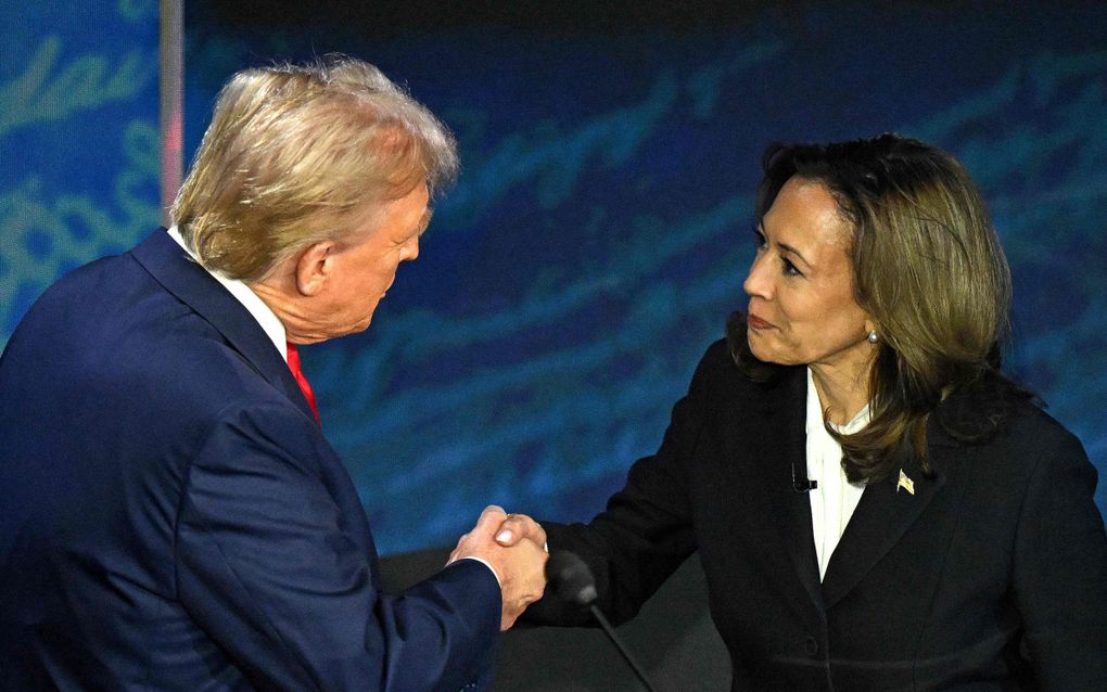 De Amerikaanse oud-president Donald Trump en de Democratische presidentskandidaat Kamala Harris, voorafgaand aan het televisiedebat. beeld AFP, Saul Loeb