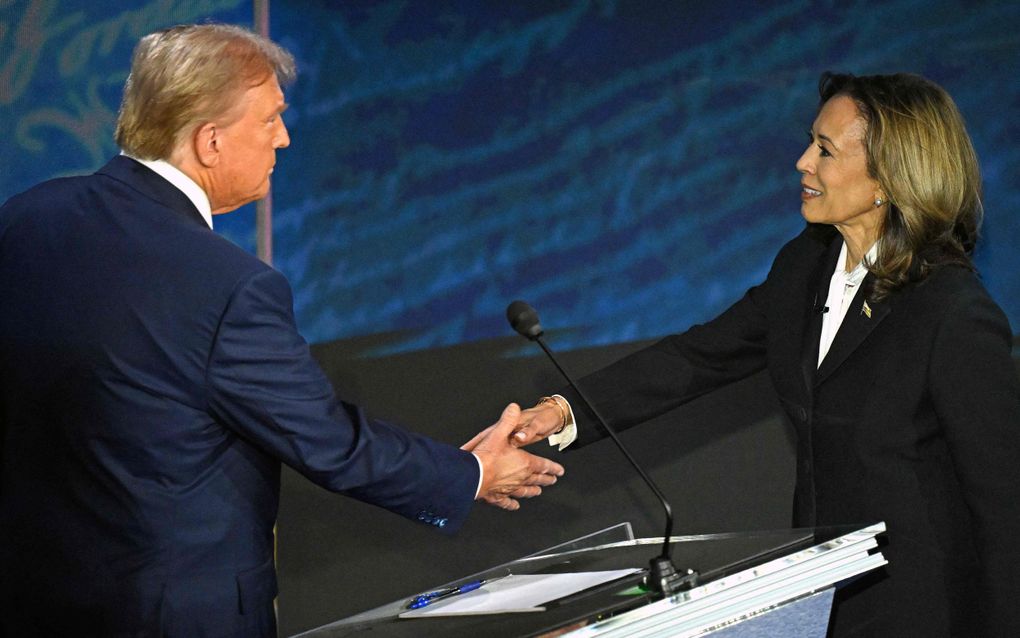 De presidentskandidaten Kamala Harris en Donald Trump schudden elkaar de hand, voorafgaand aan hun debat. beeld AFP, Saul Loeb