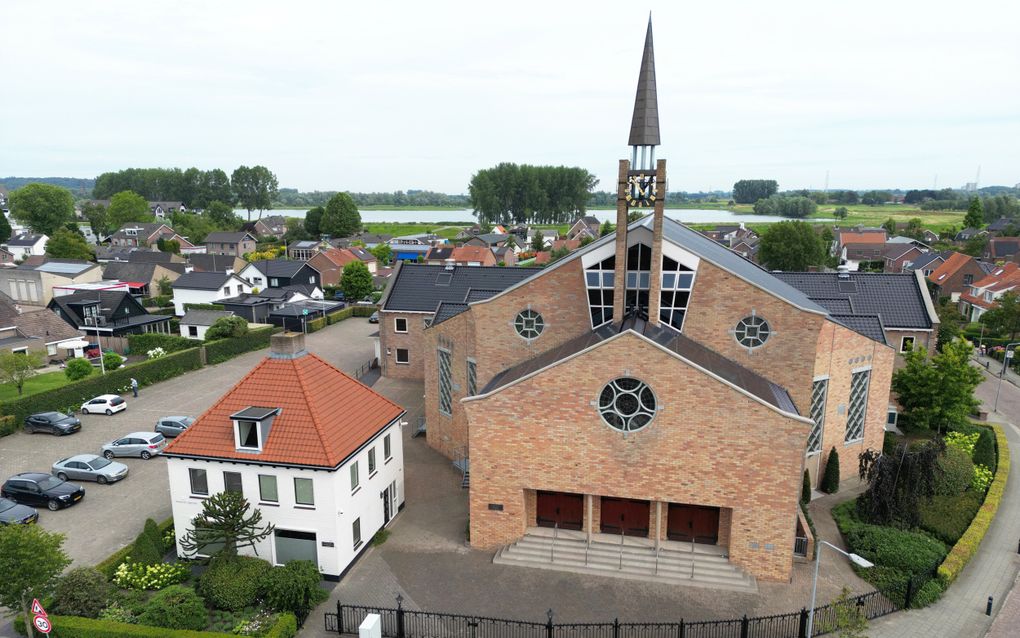 Het kerkgebouw van de gereformeerde gemeente in Nederland te Opheusden. Links het kerkelijk bureau van de Gereformeerde Gemeenten in Nederland. beeld VidiPhoto