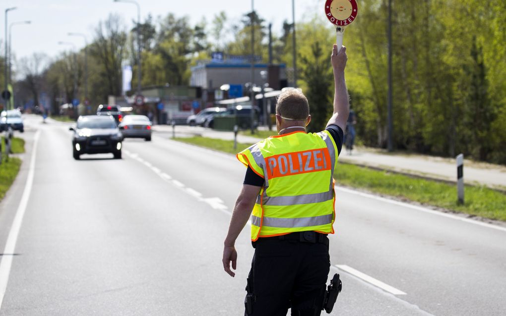 De Duitse politie controleert aan de Nederlandse grens tussen Denekamp en Nordhorn. beeld ANP, Vincent Jannink