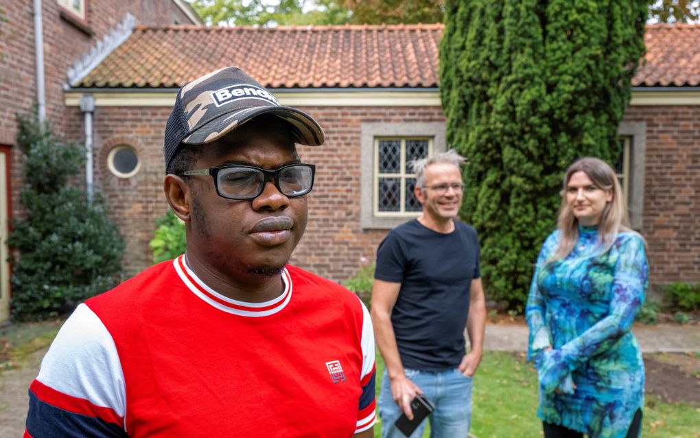 Nadat zijn asielverzoek was afgewezen, belandde de bijna blinde Ousman op straat. Nu krijgt hij opvang en begeleiding van een organisatie voor noodopvang in Utrecht. Op de achtergrond Jelle Goezinnen en Rana van den Burg van de hulporganisatie. beeld Ruben Schipper Fotografie