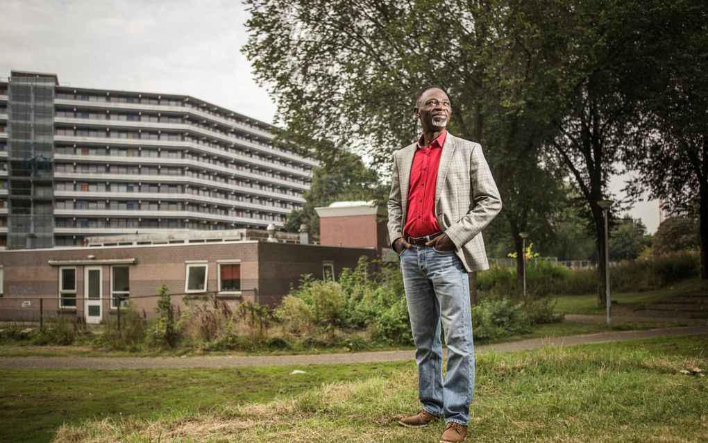 Bijlmermeerdominee Moses Alagbe bij zijn kerk in de Bijlmer. beeld Eran Oppenheimer