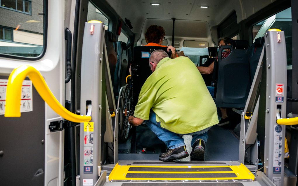 Rolstoelvervoer. Een VN-comité publiceerde deze woensdag een kritisch rapport over de positie van mensen met een handicap in de Nederlandse samenleving. beeld ANP, Rob Engelaar