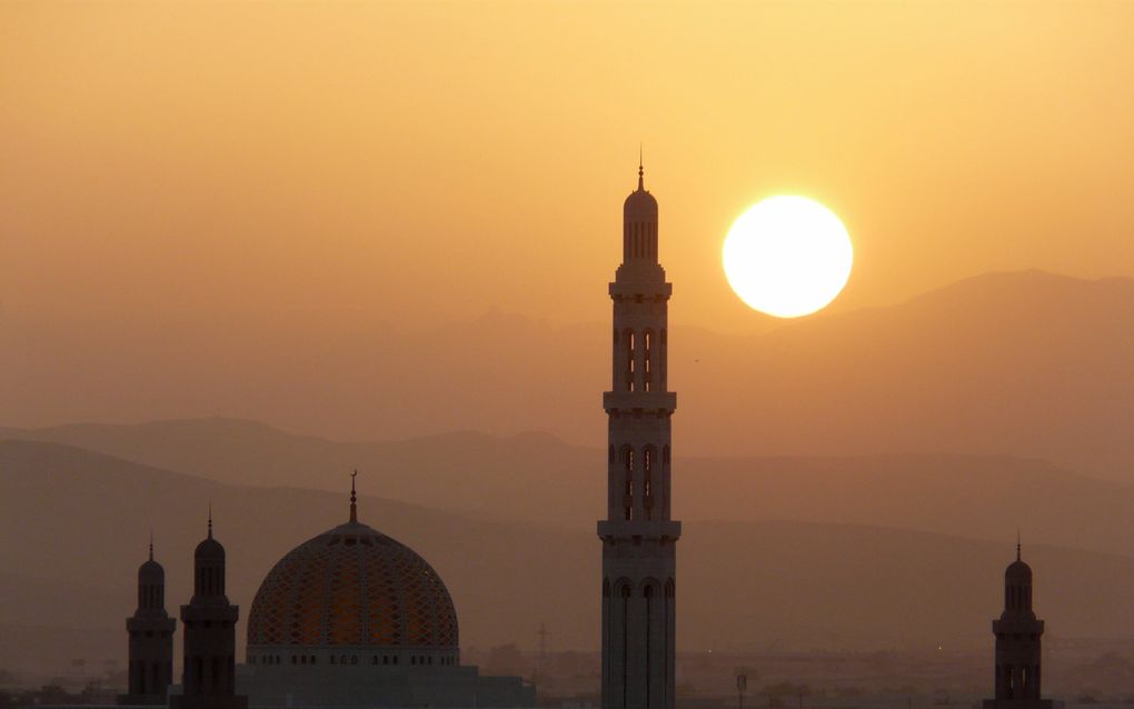 Een moskee en een minaret in een land in het Midden-Oosten. beeld Wikimedia