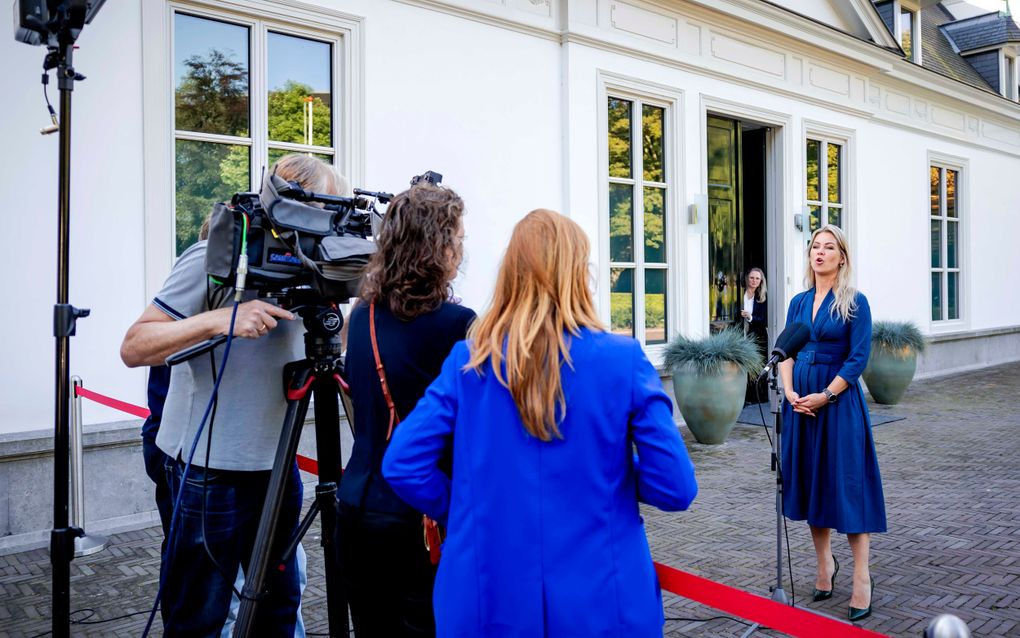 Minister Femke Wiersma van Landbouw, Visserij, Voedselzekerheid en Natuur staat de pers te woord. beeld ANP, ROBIN VAN LONKHUIJSEN